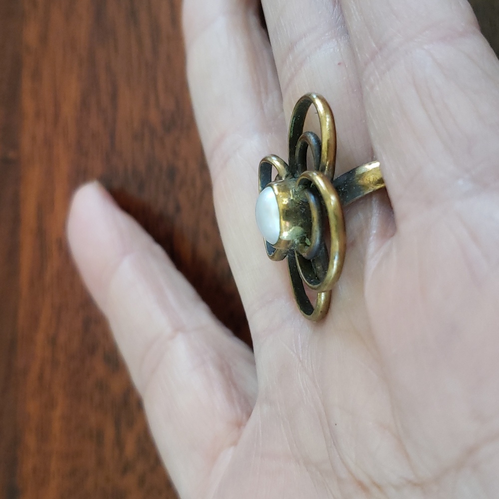 Vintage Antique Brass Pearl Flower Ring Dainty Boho Adjustable Cocktail Ring - Picture 9 of 10